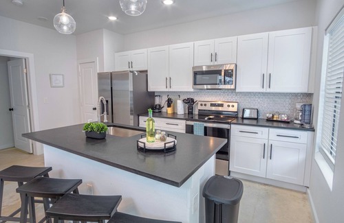 Denver Heights Apartment | Cutting-edge Elegant 3BR 2.5ba Home Near Downtown!