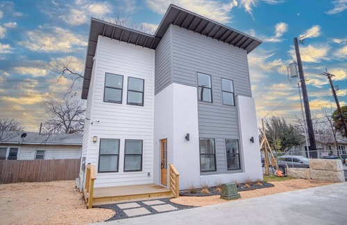 Denver Heights Apartment | Cutting-edge Elegant 3BR 2.5ba Home Near Downtown!