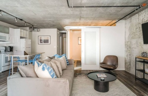 Downtown Minneapolis Apartment | CW Studio Sky Lounge Rooftop Pool Gym X