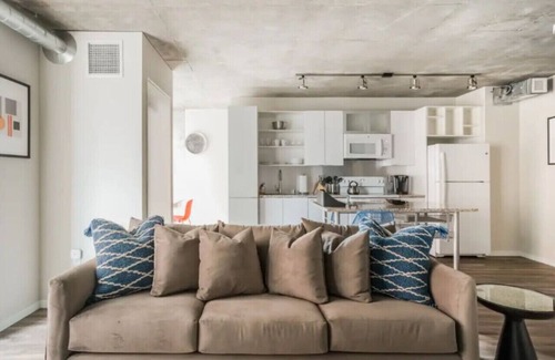 Downtown Minneapolis Apartment | CW Studio Sky Lounge Rooftop Pool Gym X
