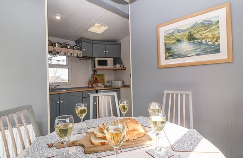 Garn Fadryn Cottage | CWRT Y CEFFYL, pet friendly, with a garden in Dinas