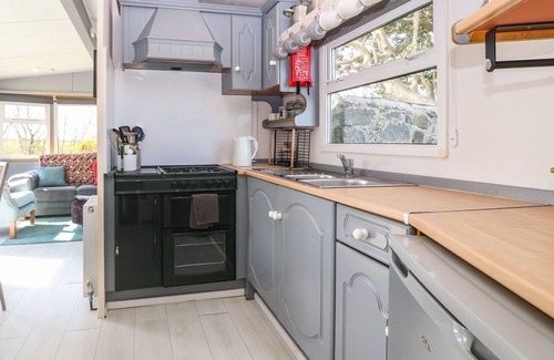 Garn Fadryn Cottage | CWRT Y CEFFYL, pet friendly, with a garden in Dinas