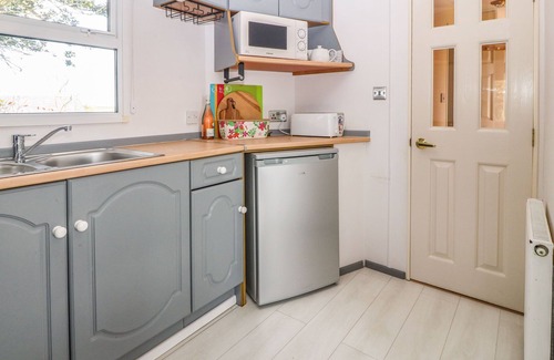 Garn Fadryn Cottage | CWRT Y CEFFYL, pet friendly, with a garden in Dinas