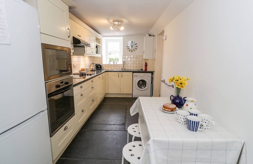 Borth-y-Gest Cottage | CWRT YR HARBWR, pet friendly, character holiday cottage in Porthmadog