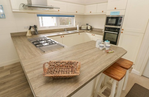 Narberth Cottage | CWTCH LODGE 42, pet friendly, with a garden in Wisemans Bridge