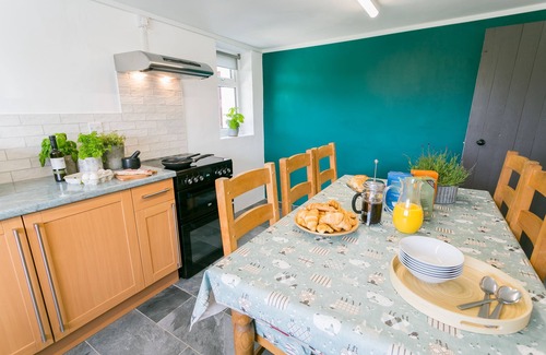 Llanerchymedd Cottage | Cwter Hywel - a cosy fire that sleeps 6 guests in 3 bedrooms