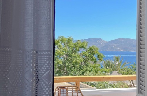 Milos House | Cycladic Home with a view - 2 min walk from the beach!