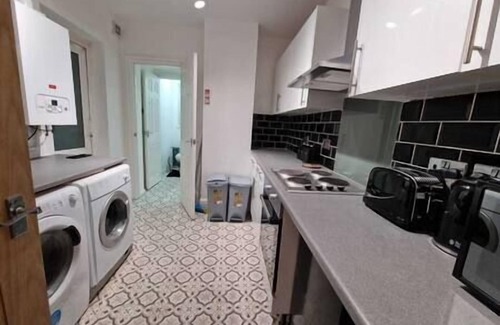 Plasnewydd Apartment | Cyfarthfa Double Room 3 - Shared Bathroom - Near City Centre