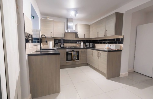 London Borough of Hounslow House | D'Luxe 5-Bed House - Sleeps 12 & Private Parking