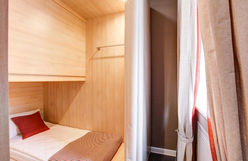 Presnensky Hotel | Dad and Cat Capsule Hotel