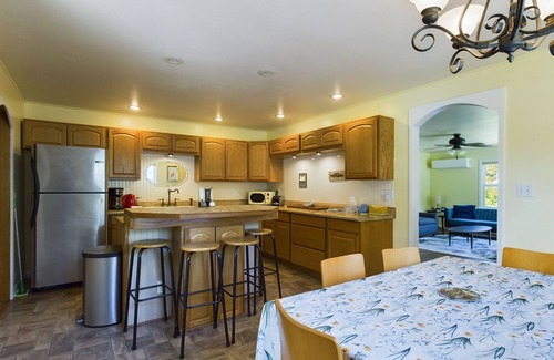 Packwood House | Daffodil Cottage! Downtown Packwood, walk to brewery, restaurants, shops! WIFI