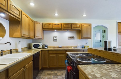 Packwood House | Daffodil Cottage! Downtown Packwood, walk to brewery, restaurants, shops! WIFI
