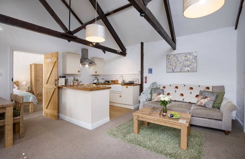 Paignton Cottage | Daisy Cottage - Sleeps 4 guests in 2 bedrooms