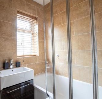 Chadderton House | Daisy Guest House