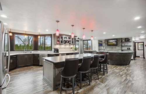 Ashwaubenon House | Daisy Lane - Walk to Titletown /Draft