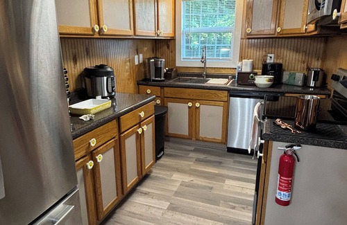 Jacksonville House | Daisy’s PlacenCozy cottage three bedroom located in the heart of Jacksonville