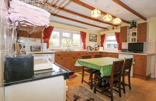 Garndolbenmaen Cottage | DALAR COTTAGE, pet friendly, character holiday cottage in Criccieth