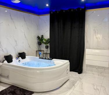 Cote Est Soquence Apartment | Dalikyda - Blue Dream - Balneo - Netflix - Cocoon