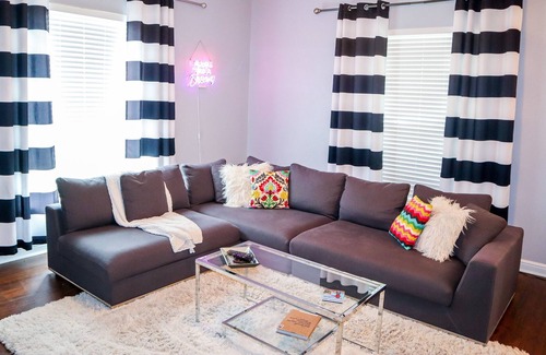 Oak Cliff House | Dallas Fun Palace! Walkable, Huge backyard, fire pit, Pool/Ping Pong Table!