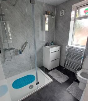 Trafford House | Dalton House - Three Bedroom Property Stretford free parking Near The Trafford Centre