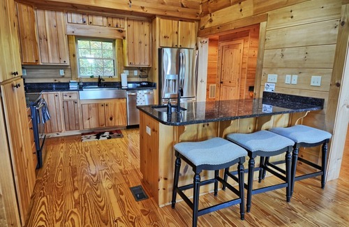 Creston Cabin | Daltons Creek Cabin-Open for Bookings! AC, FP, Hot Tub