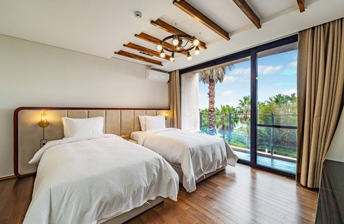 Jungmun Hotel | Dam & Roo