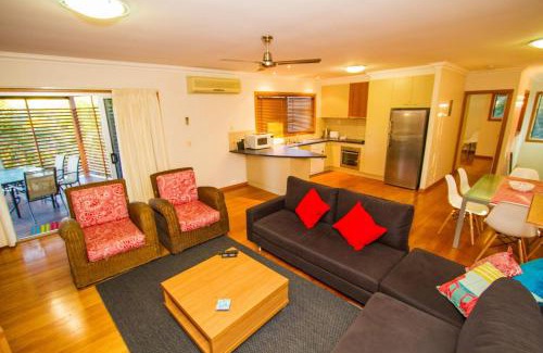 Agnes Water House | Damia Villa 2 Agnes Water - pool, walk to beach, air conditioned