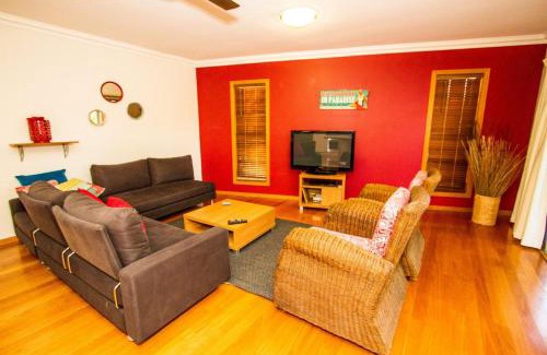 Agnes Water House | Damia Villa 2 Agnes Water - pool, walk to beach, air conditioned