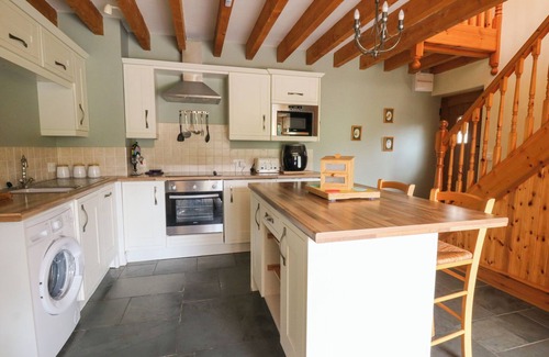 Pentrefelin Cottage | DAN CASTELL COTTAGE, pet friendly, with a garden in Llandeilo