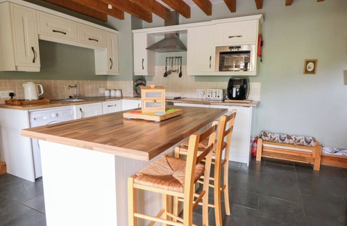 Pentrefelin Cottage | DAN CASTELL COTTAGE, pet friendly, with a garden in Llandeilo