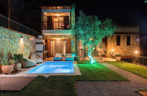 Aristotelis House | Dandy Villas Nea Roda - Melodic Waves - Private - Pool - Parking - Cellar