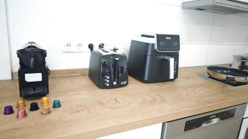 Mulheim-Karlich Apartment | DANESSI-Business-Apartment, 2 Minuten zum Industriegebiet M-K, 10 Minuten nach Koblenz, WLAN, King Size TV Bett, Vollausgestattete Küche mit Ninja Heißluft uvm