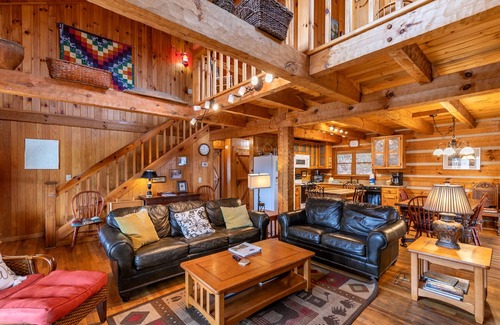 Boone Cabin | Daniel Boone Lodge- Hot Tub-Pet Friendly-Pool Table-Nearby New River