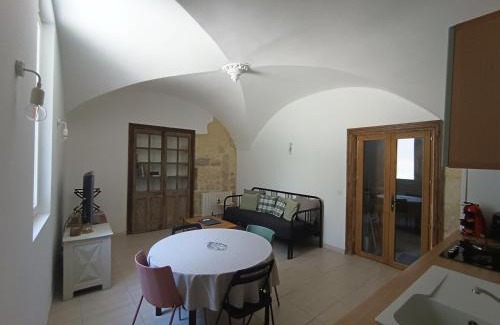 Montfrin Apartment | Dans maison de maître, appartement indépendant.