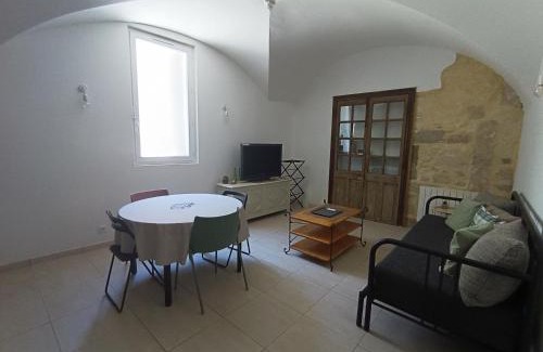 Montfrin Apartment | Dans maison de maître, appartement indépendant.