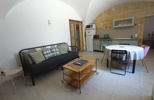 Montfrin Apartment | Dans maison de maître, appartement indépendant.