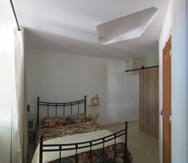 Montfrin Apartment | Dans maison de maître, appartement indépendant.