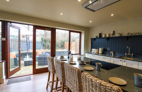 Bow Street Cottage | DANT Y LLEW, family friendly, with hot tub in Bow Street, Wales