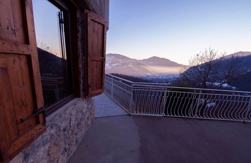 Vertova Cabin | Dante hut tourist rental with panoramic views of the mountains