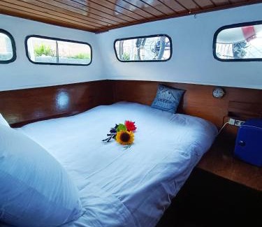 Leffe Boat Rental | Dark Angel