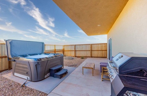 Kanab House | Dark Skies l Private Hot Tub I Pool & Pickleball Court