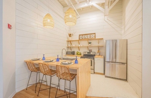 Athens Apartment | Darlin' Downtown Dawghouse