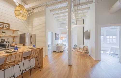 Athens Apartment | Darlin' Downtown Dawghouse
