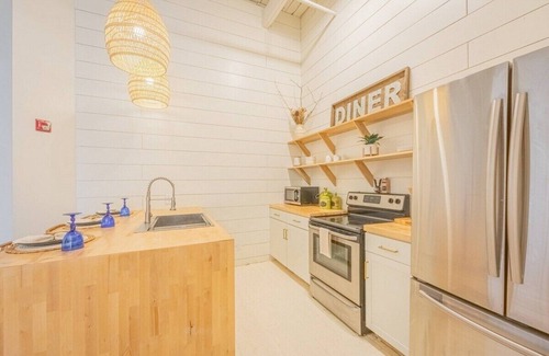 Athens Apartment | Darlin' Downtown Dawghouse
