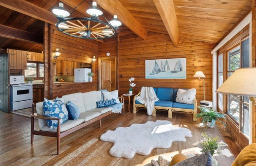 Minett Cottage | Darling 3 bed 1 bath cottage on Lake Rosseau