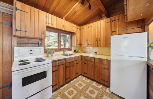 Minett Cottage | Darling 3 bed 1 bath cottage on Lake Rosseau