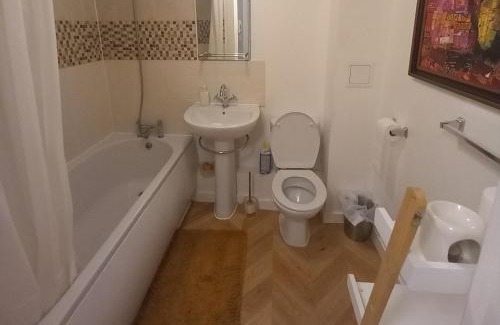 Dartford Apartment | Dartford Sleeps 5 Pets Ok with Balcony & Parking