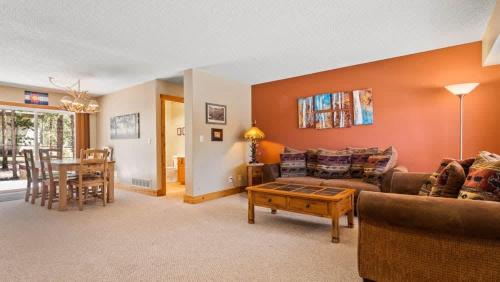 Leadville North House | Das Berghaus with mountain views and hot tub