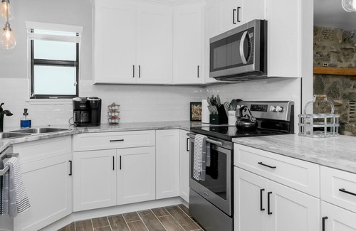 Fredericksburg House | Das Hauses | 2 Homes | 5/4 + Sleeps 14 | 2 Pools & Hot Tub