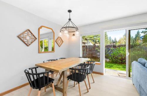 Downtown Leavenworth Apartment | Dasha's alpine retreat at Icicle Village with pool and hot tub